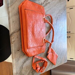 Chic Orange Tote Bag Set like new or new condition nice bag